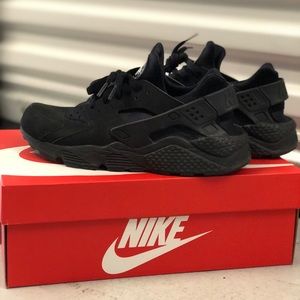 Nike Hurache- Black
